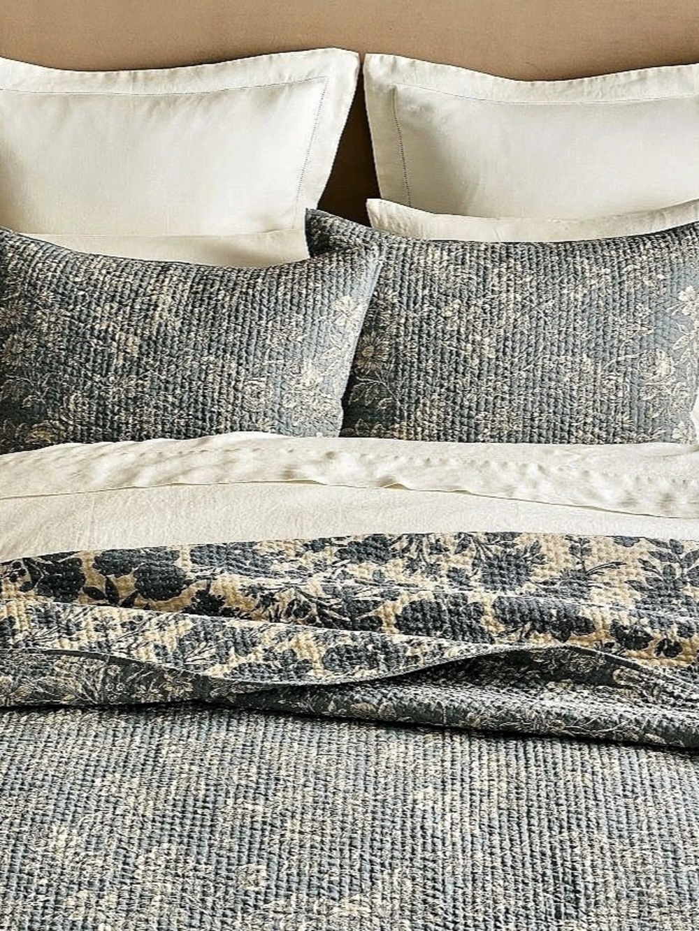 Pottery Barn Adele Reversible Floral Quilt in Blue & Cream Queen
